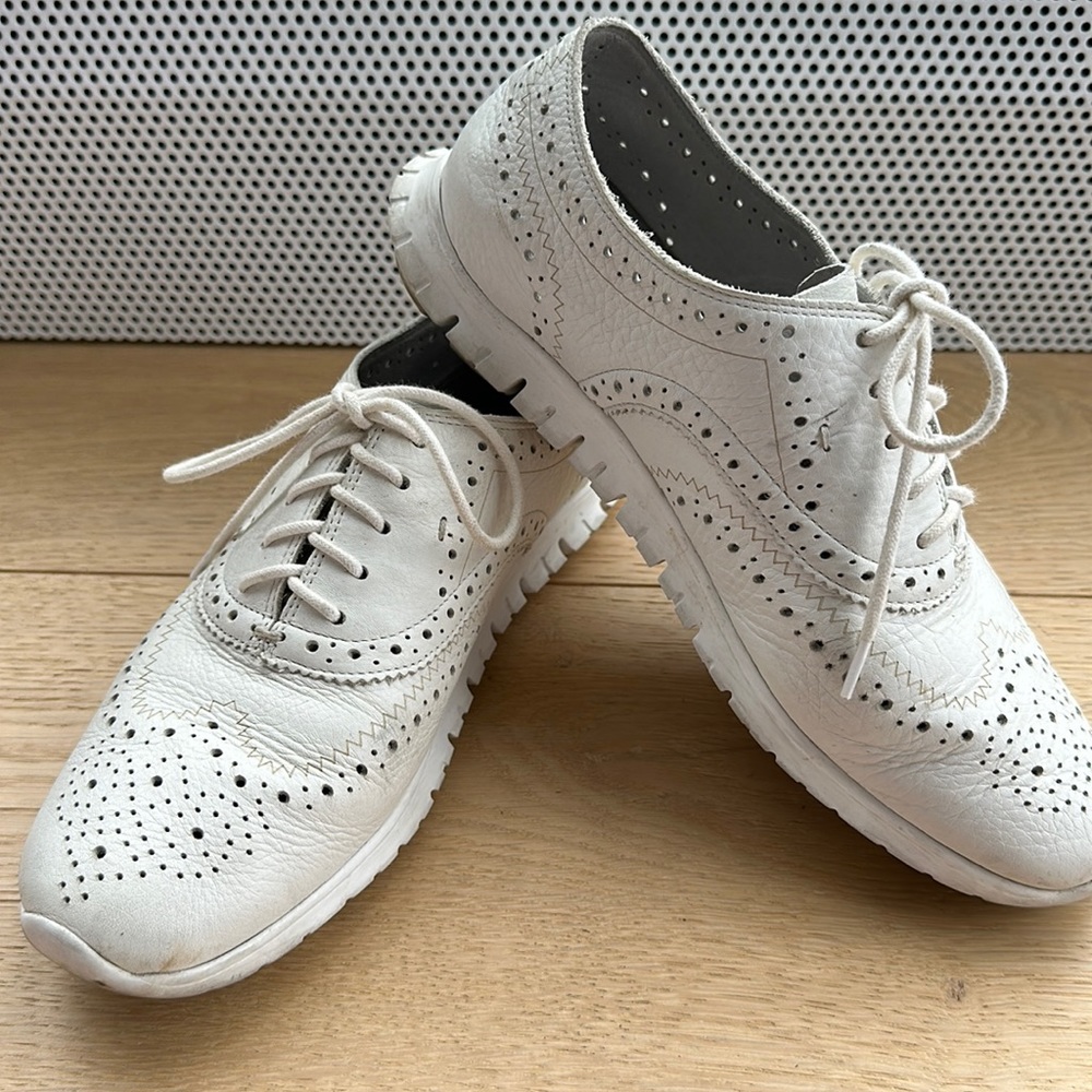 Cole Haan Grand OS in white leather with beautiful details. Light & comfortable!